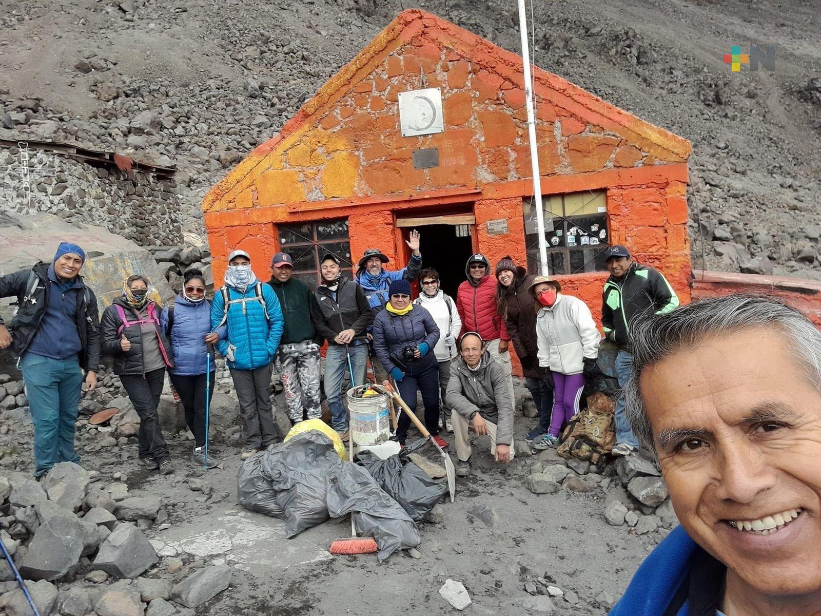 Club Alpino Mexicano y el Grupo Ecosocial Citlaltepetl realizan brigada de limpieza en la cumbre