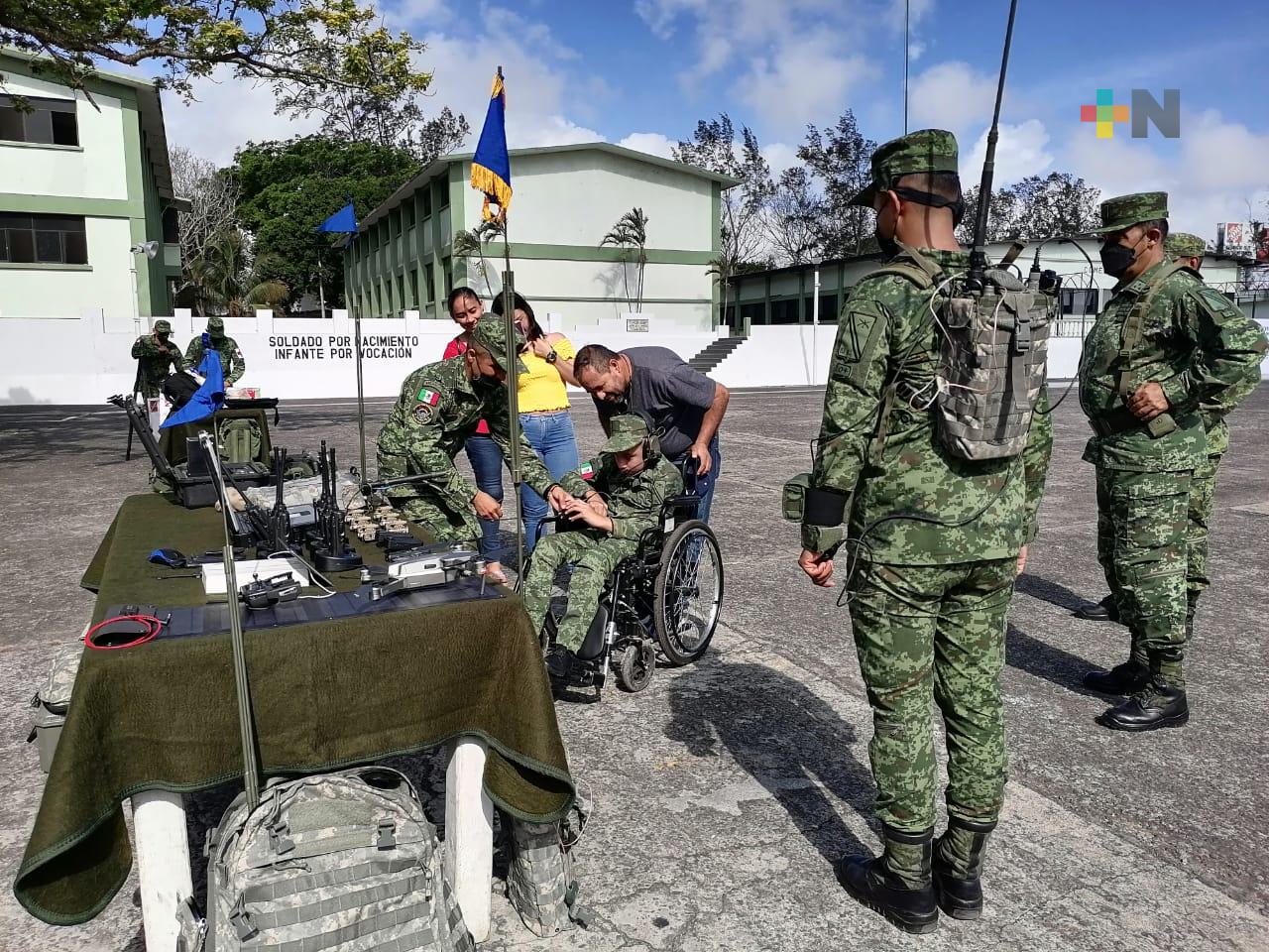 Adolescente es soldado honorario por un día