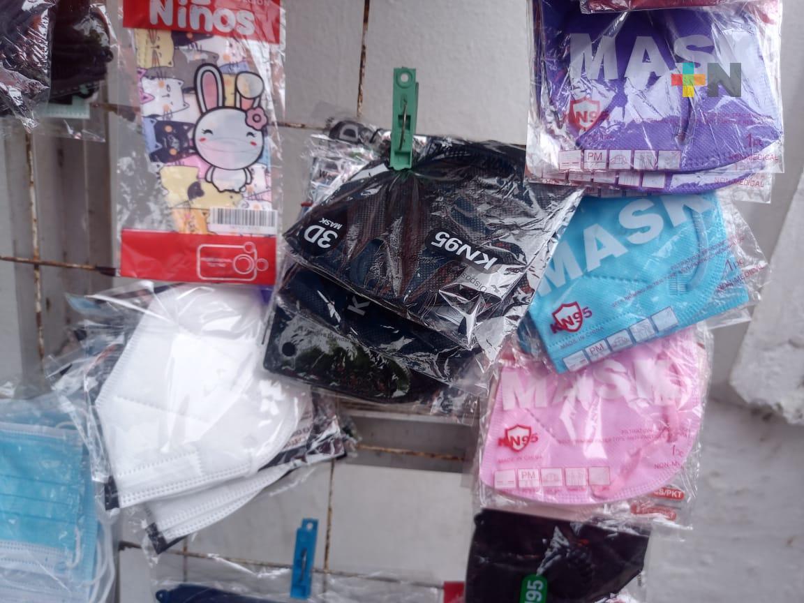 Población deja de ocupar el cubrebocas y baja el costo