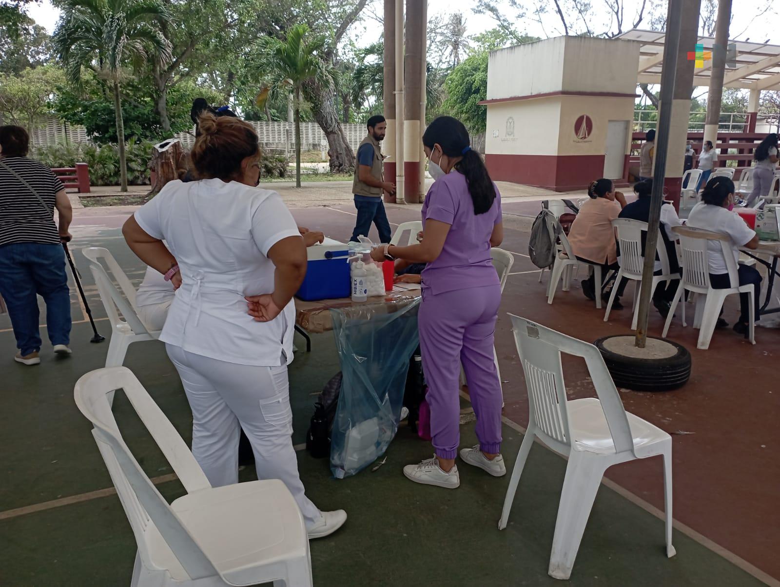 Diariamente aplican cinco mil dosis antiCovid en módulos de Coatzacoalcos