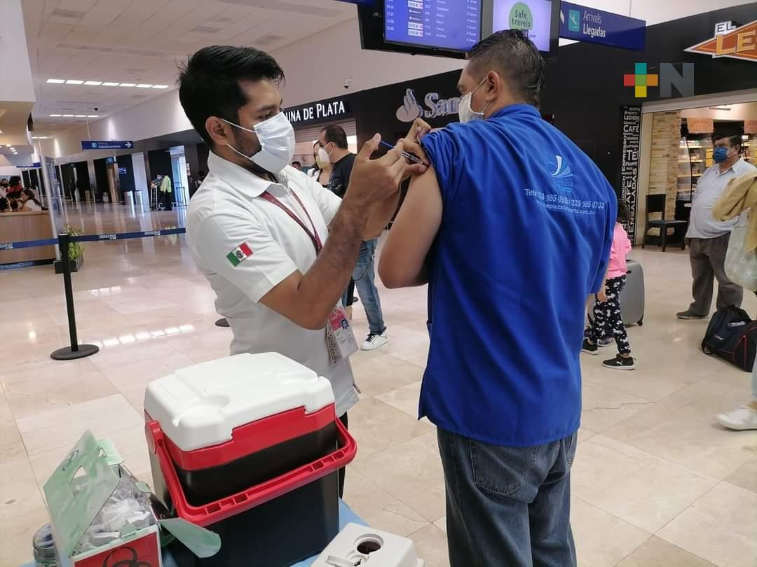 Aplican vacunas anticovid en aeropuerto de Veracruz