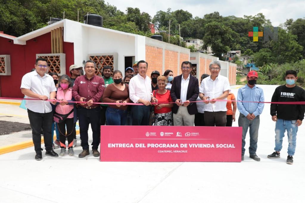 En Coatepec, Gobernador entrega casas a familias afectadas por lluvias severas