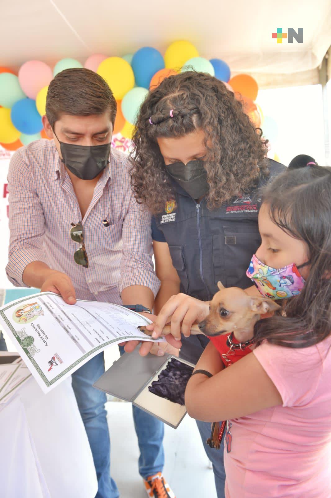 Entregan nombramiento a ganadora del concurso “Oficial del Registro Civil por un día”