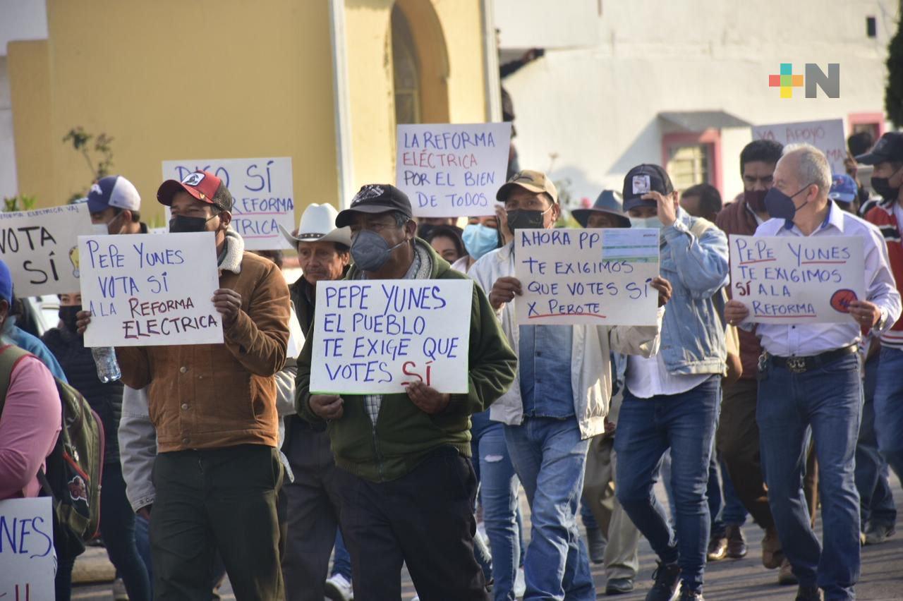 Con marcha, ciudadanos exigen a Pepe Yunes su respaldo a la Reforma Eléctrica
