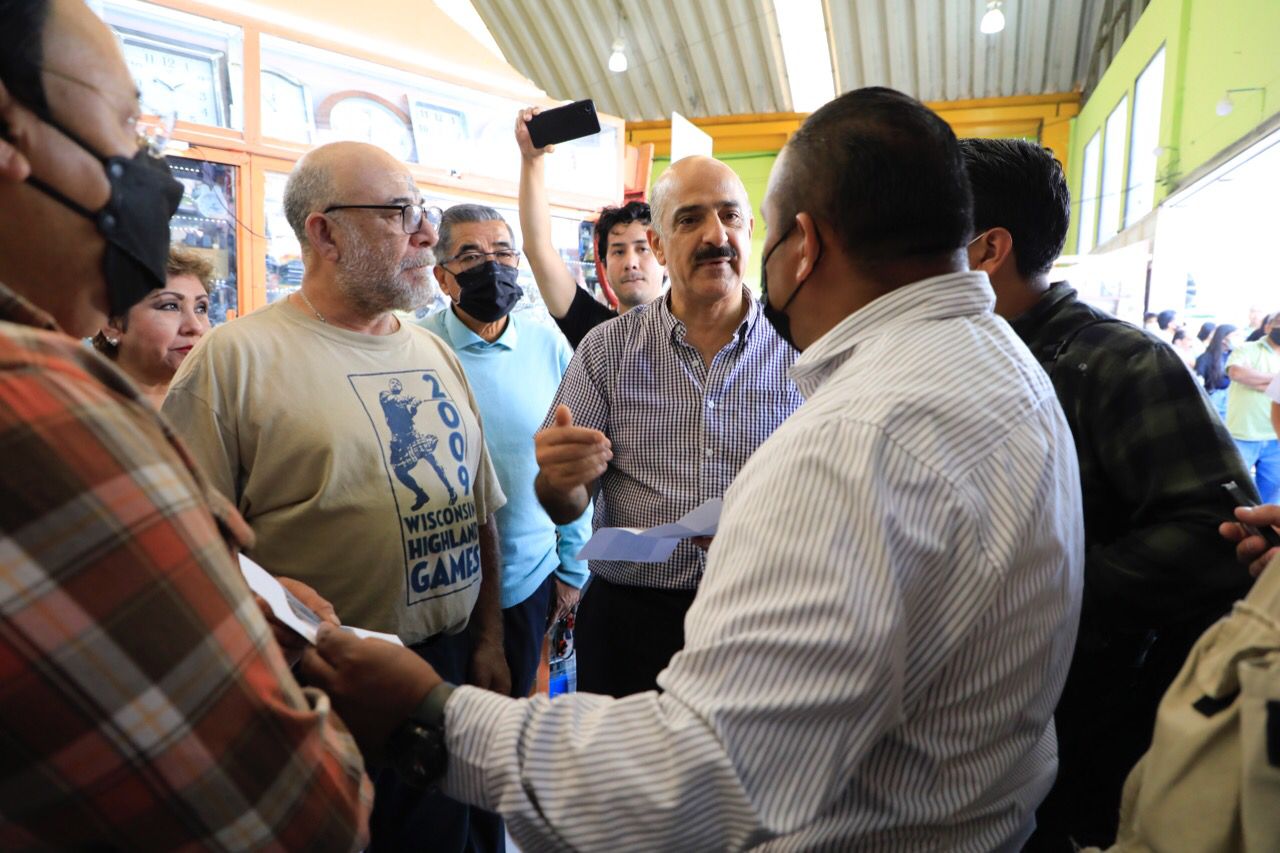 Recorre Ricardo Ahued instalaciones de Plaza Clavijero