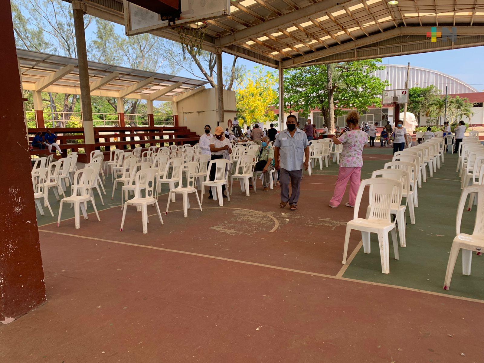 Poca afluencia de adultos mayores para recibir segundo refuerzo antiCovid en Coatza