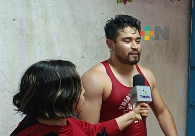 Gran experiencia ser árbitro en el Macro Regional de Luchas: Alan Álvarez
