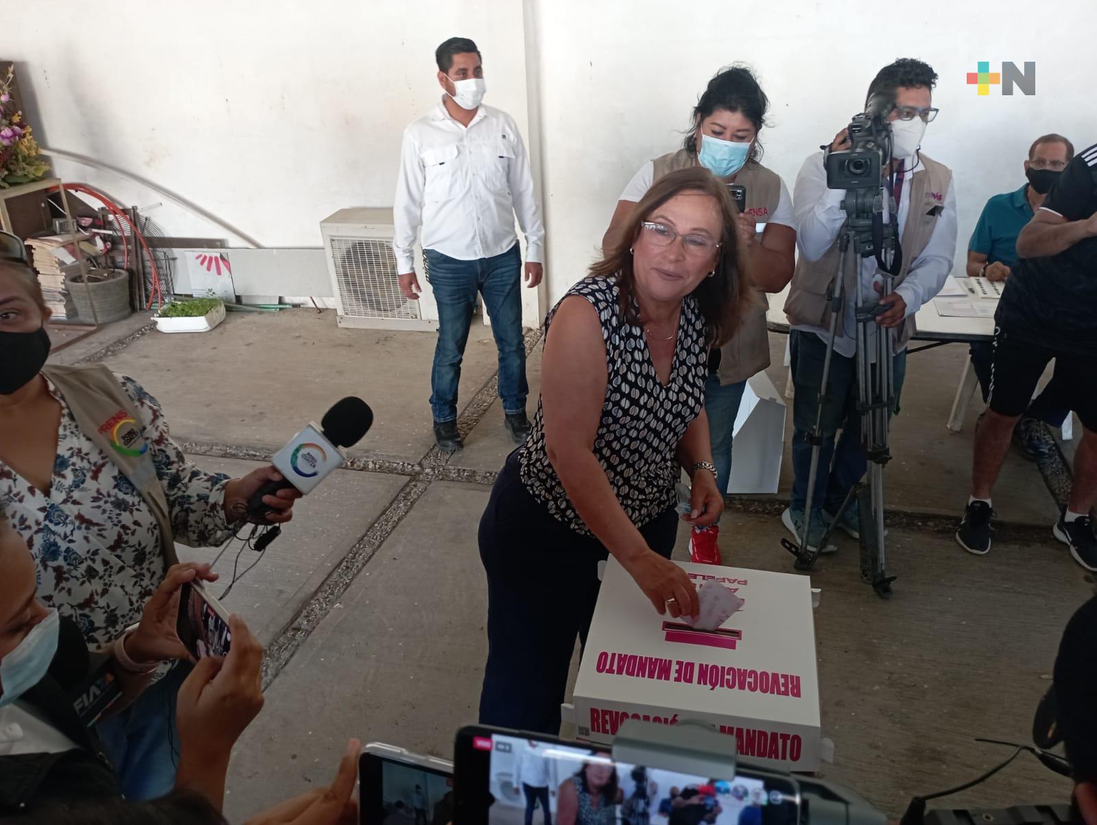 En Coatzacoalcos, Rocío Nahle ejerce su derecho, votando en la jornada de Revocación de Mandato