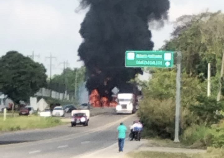 Vuelca pipa de combustible y se incendia en Coatzacoalcos, no se reportan víctimas