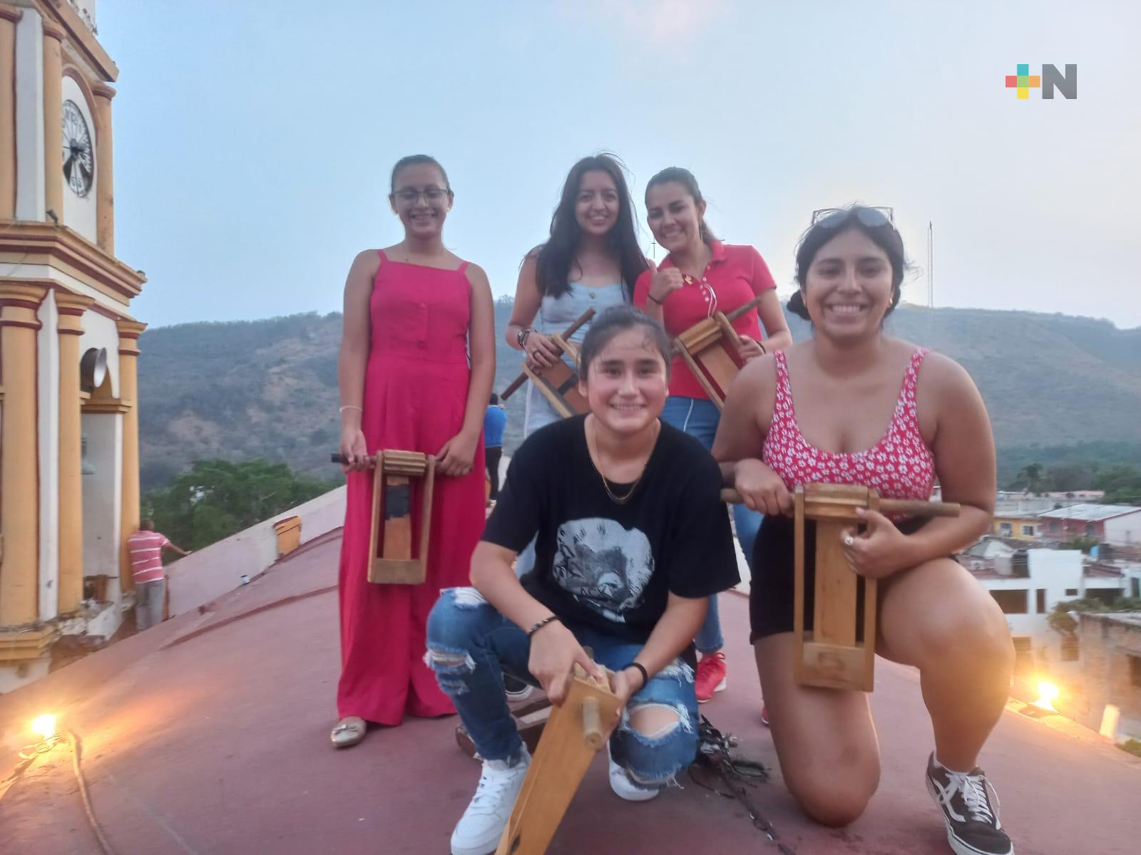 Por primera vez, mujeres tocan matracas para anunciar procesiones religiosas en Actopan