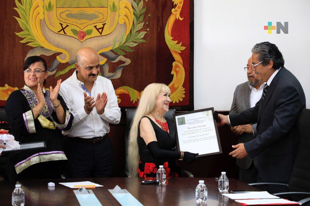 Recibe Ely Núñez reconocimiento por su trayectoria artística