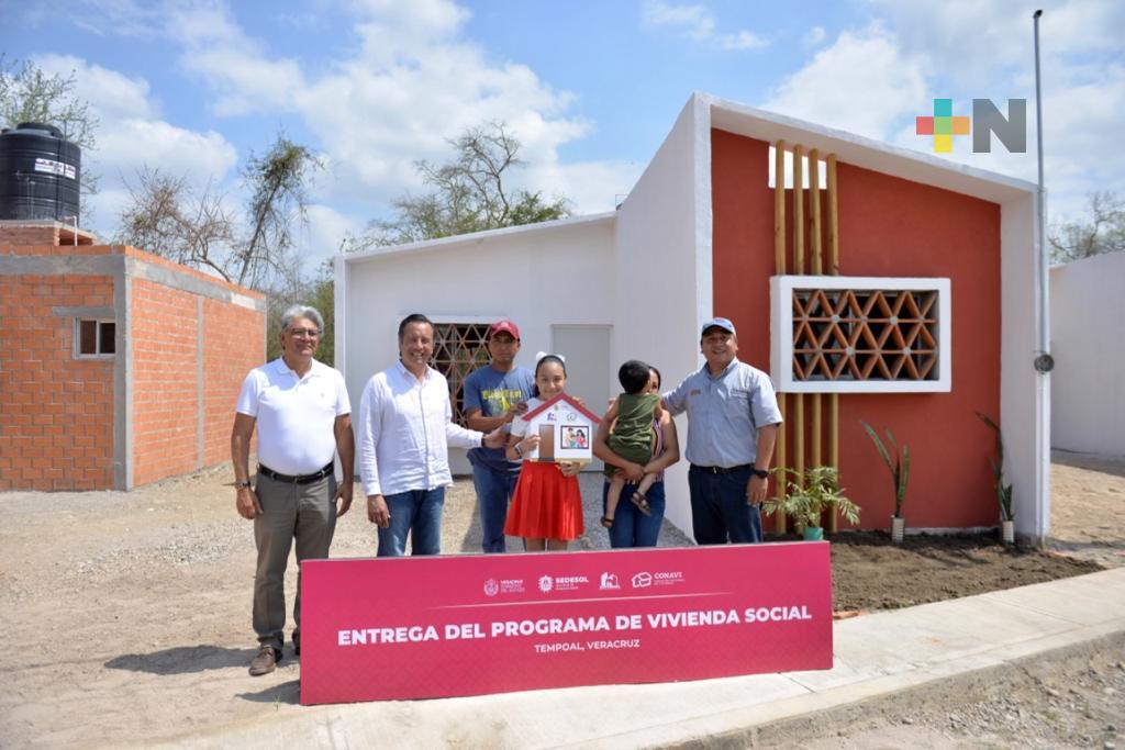 Entrega Gobernador nuevas viviendas a 18 familias reubicadas, en Tempoal
