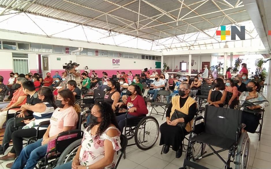 Entrega DIF Coatepec apoyos funcionales a población vulnerable