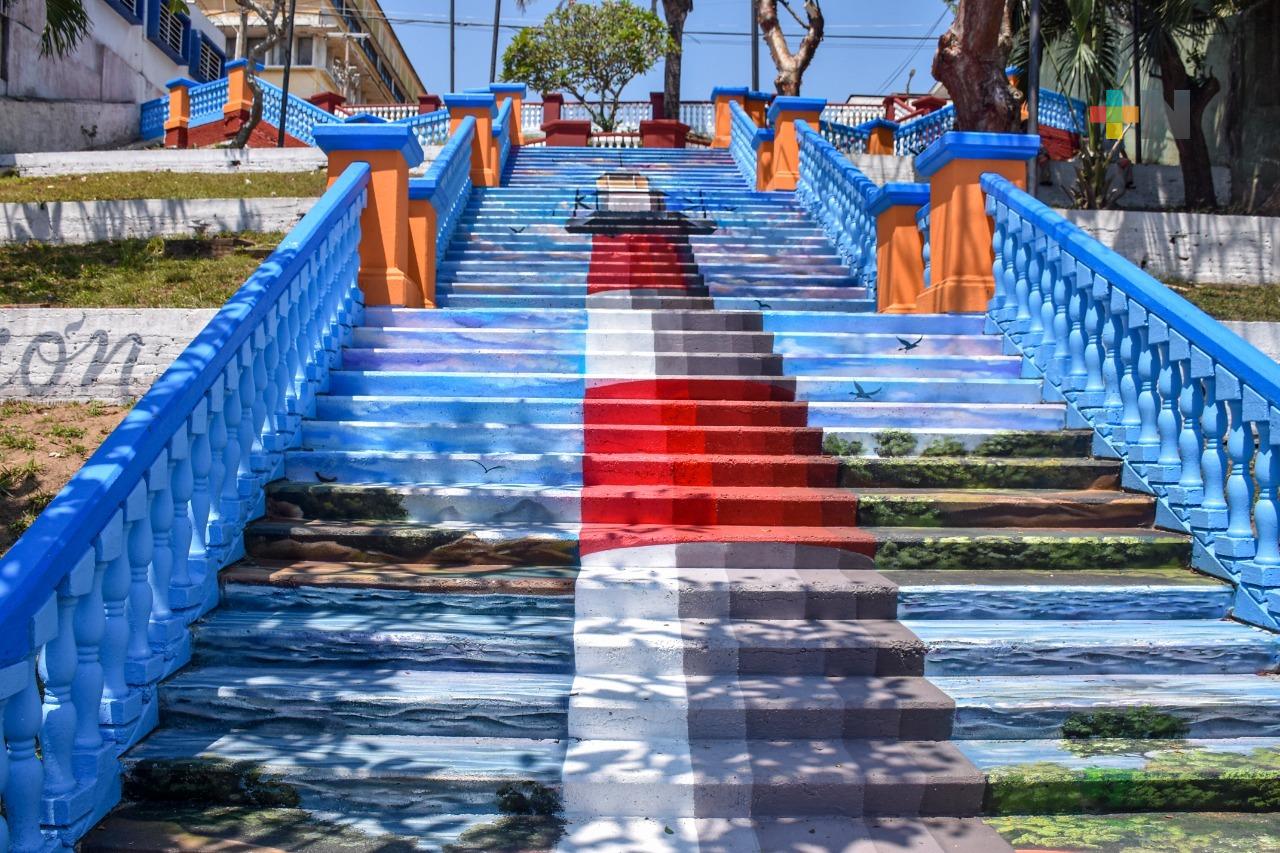 Llenan de colores las escalinatas del malecón antiguo de Coatzacoalcos