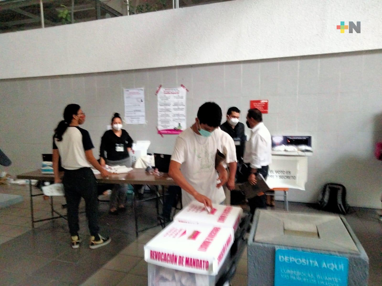 En Xalapa, ciudadanos votaron en hojas de libreta al no alcanzar boletas del INE