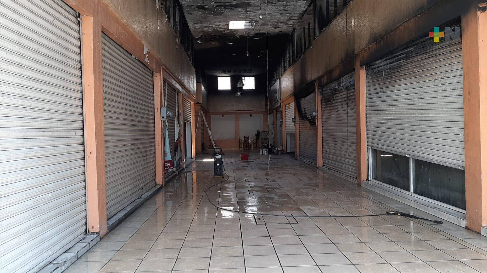 Seis locales afectados por incendio en plazuela Hidalgo del puerto de Veracruz