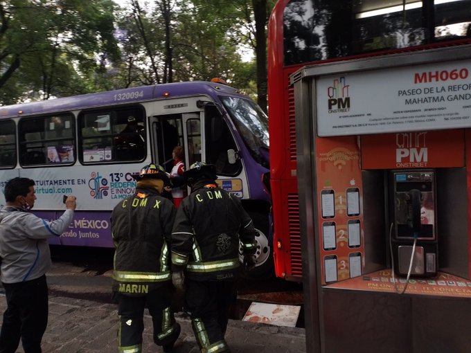 Autobús impacta a Metrobús de CdMx, hay más de 40 personas lesionadas