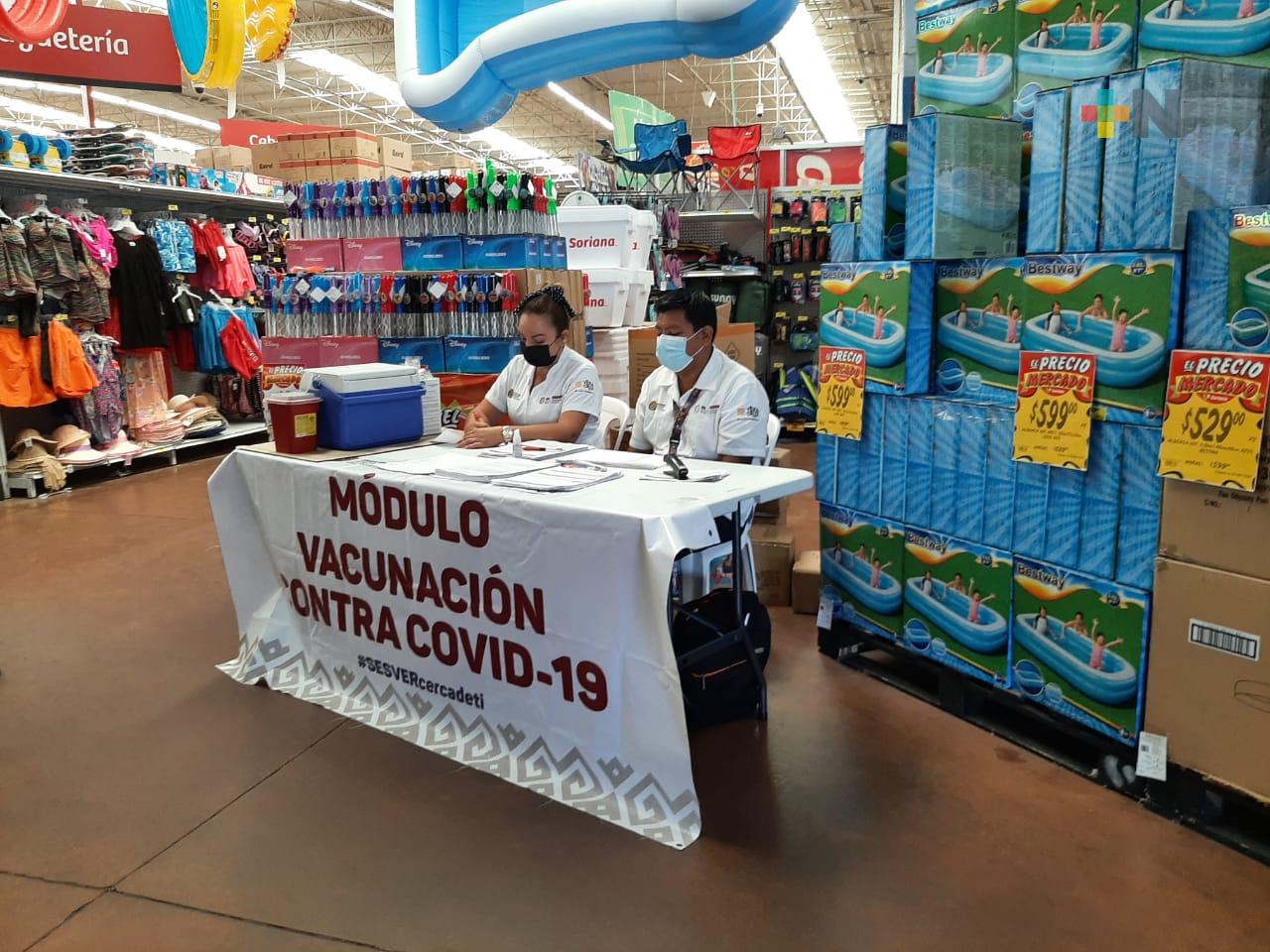 Instalan módulo de vacunación en supermercado de Veracruz