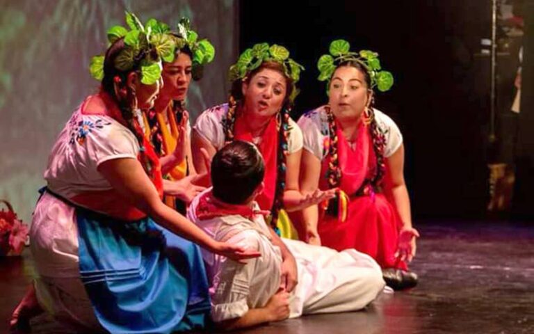 Proyecta IVEC la obra Tutunakú en el Museo Teodoro Cano