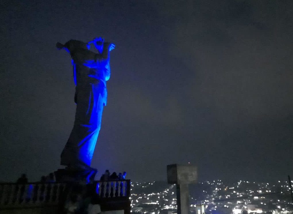 Volador en Papantla iluminado de azul para concientizar sobre el autismo