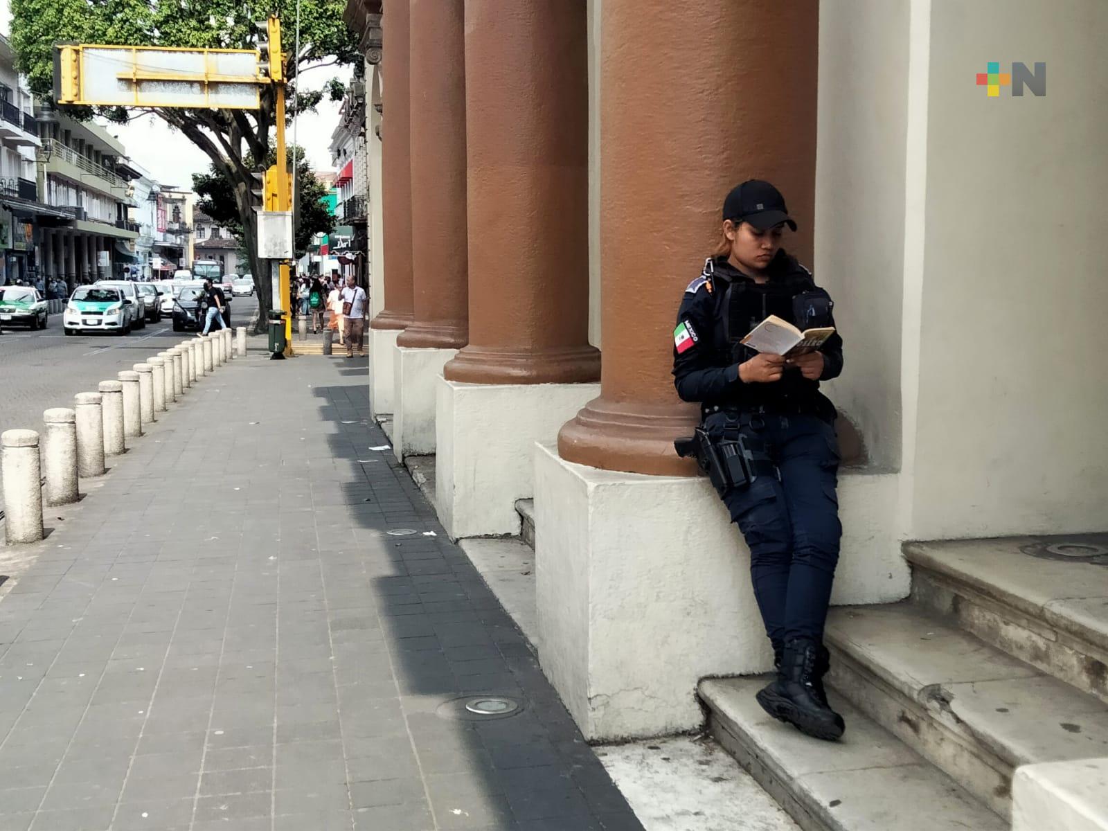 Policía estatal en el Día Internacional del Libro