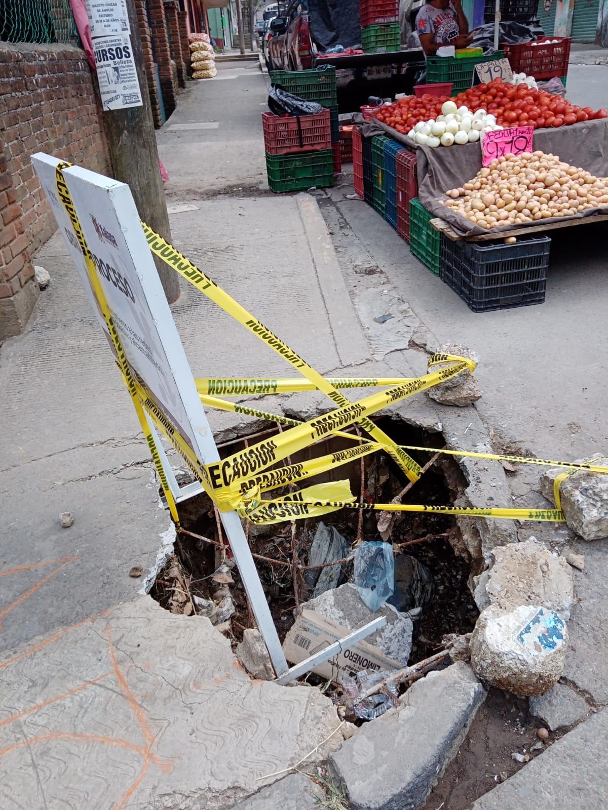 Repara CMAS  Xalapa socavón en la colonia Veracruz