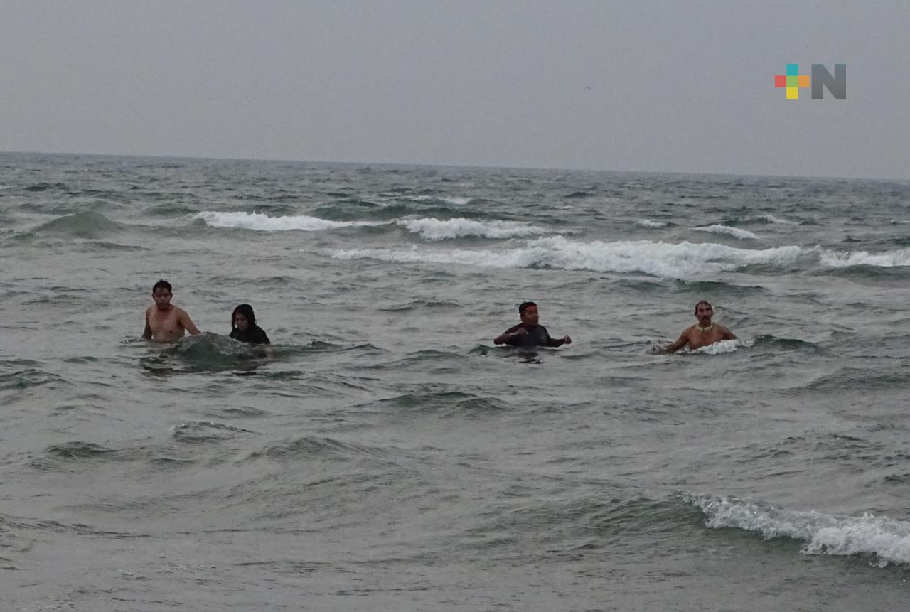 PC y Policía Estatal rescatan a jovencita; estaba a punto de ahogarse en el mar