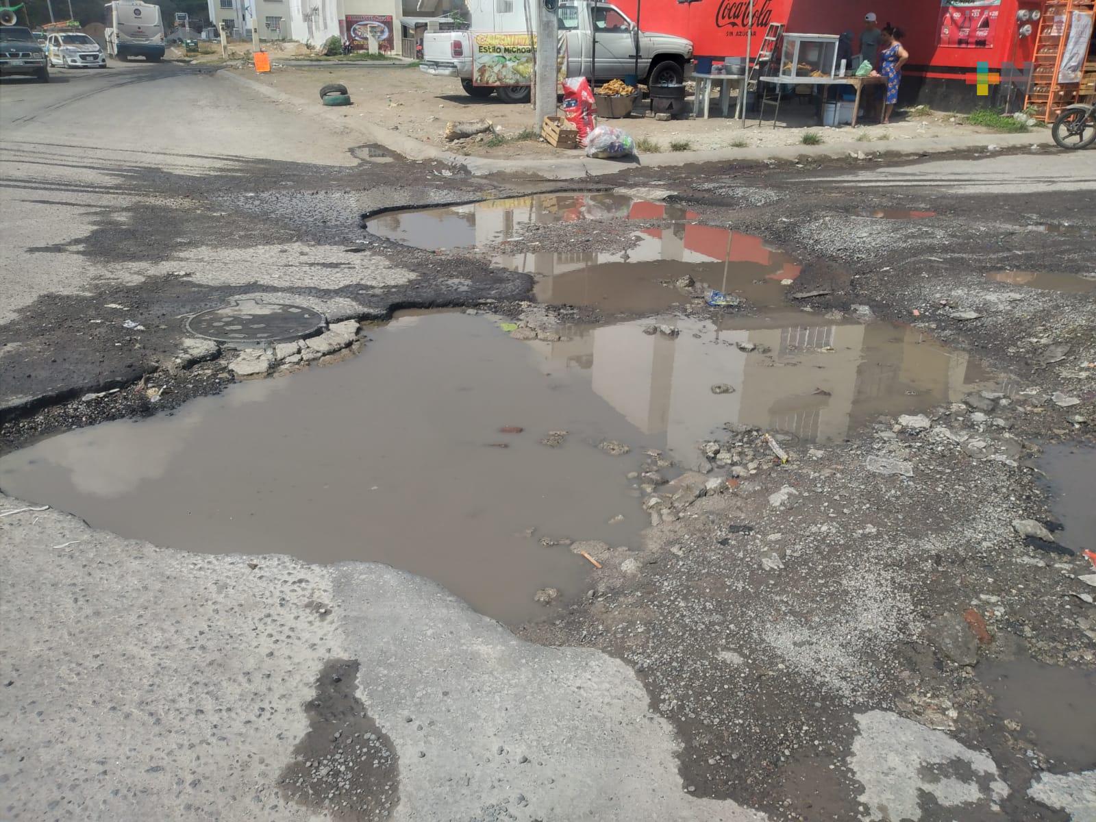 Piden reparar socavón en fraccionamiento Lomas de Río Medio 4 de Veracruz