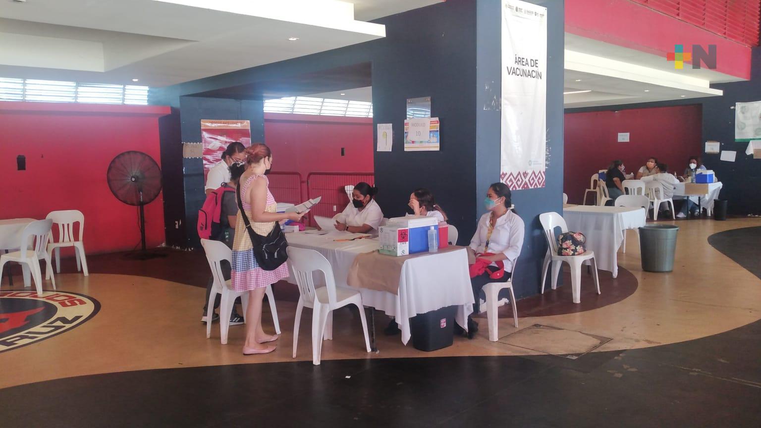 Continúa jornada de vacunación contra Covid-19 en el estadio Luis «Pirata» de la Fuente