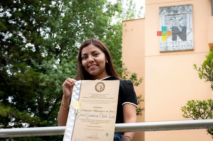 Alumna de Derecho UV recibió título “Embajador Mensajero de Paz”