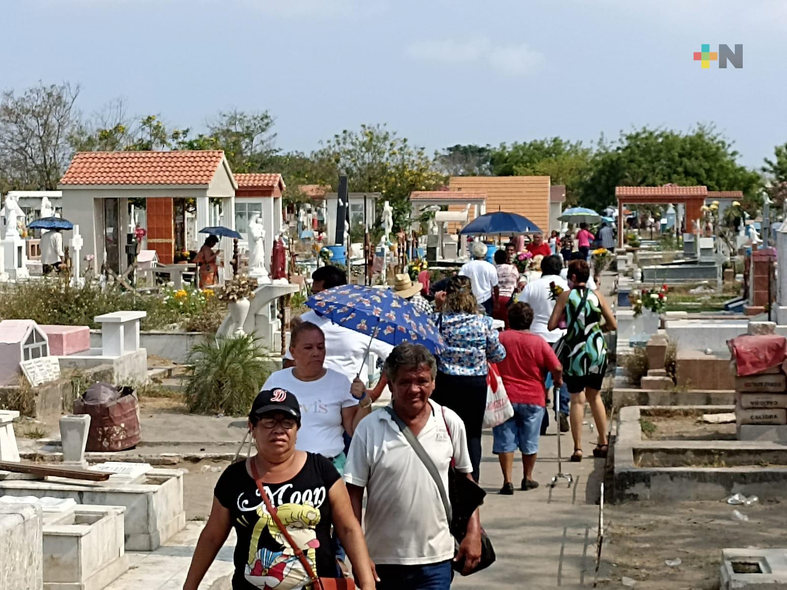 Este 10 de mayo, familias acuden a panteones del municipio de Veracruz