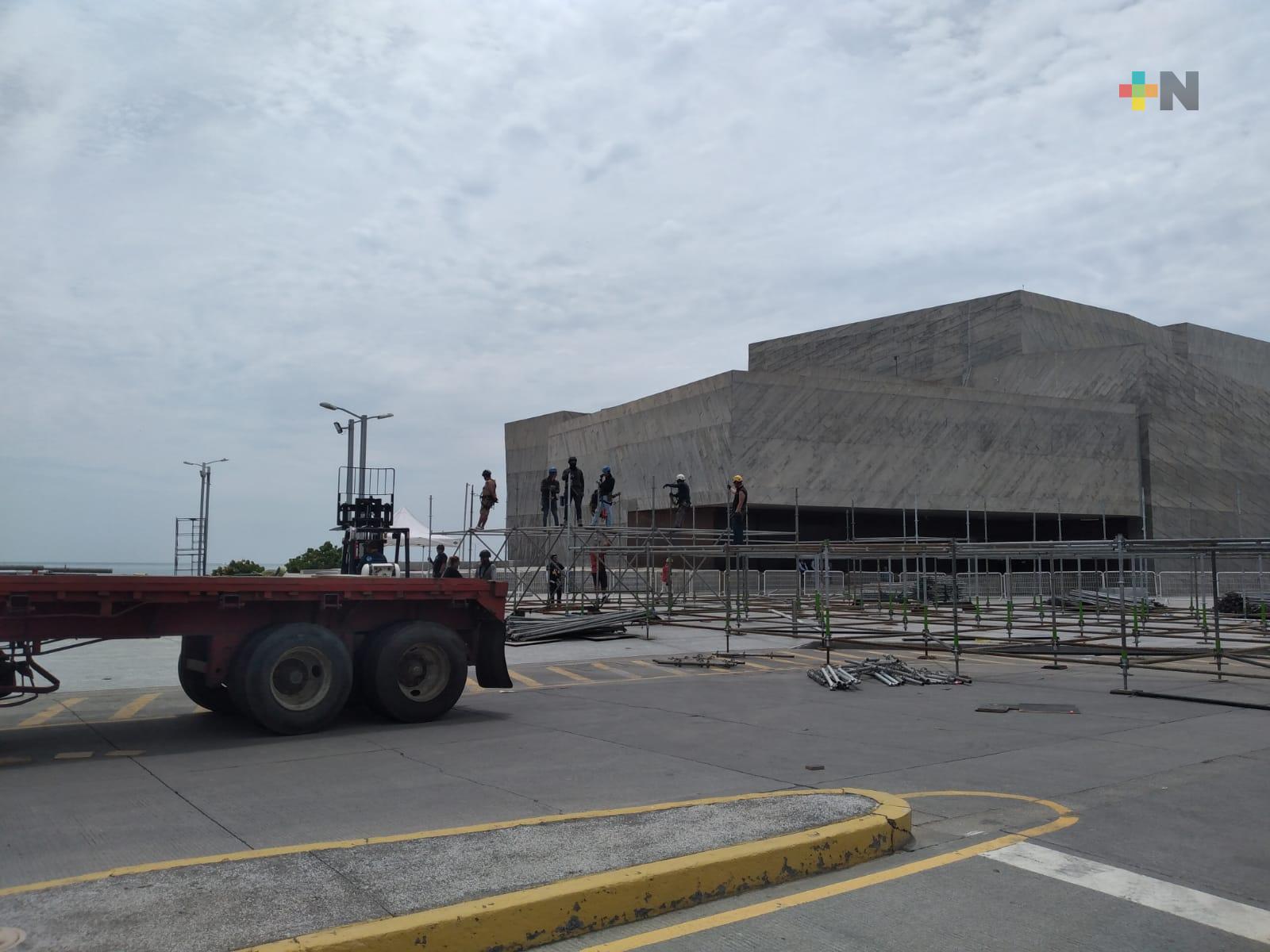 Inicia instalación de escenario gradas para el Salsa Fest 2022