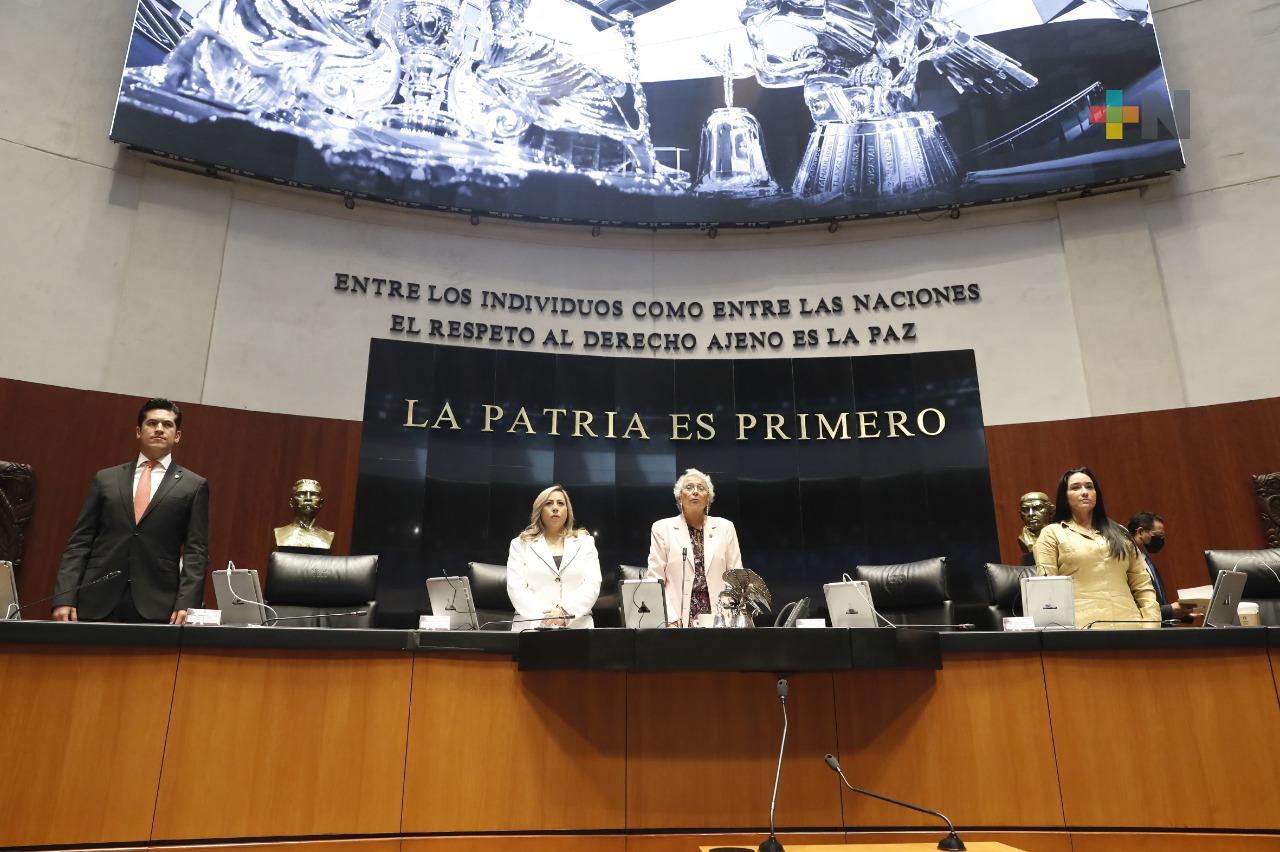 Comisión Permanente guarda minuto de silencio por mujeres y periodistas asesinados en el país