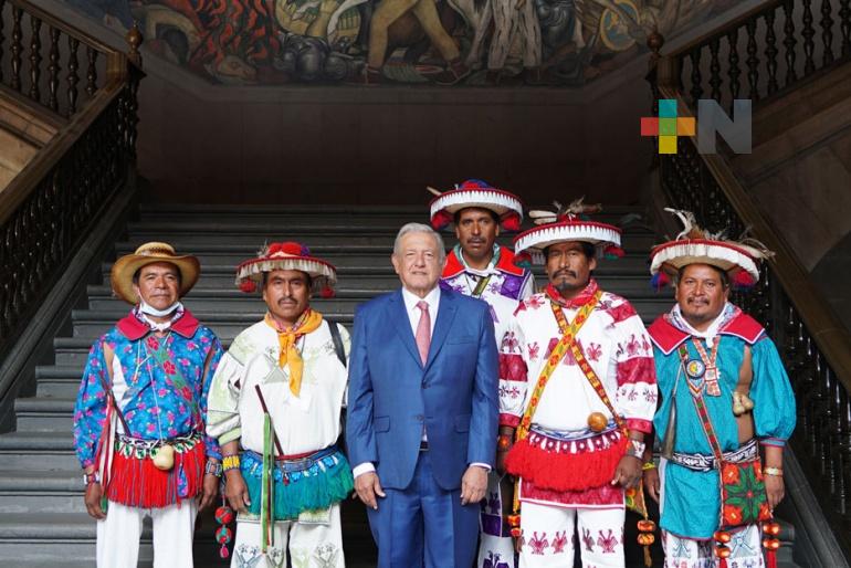 Presidente recibe en Palacio Nacional a autoridades wixárikas; federación ayuda a solucionar conflictos agrarios