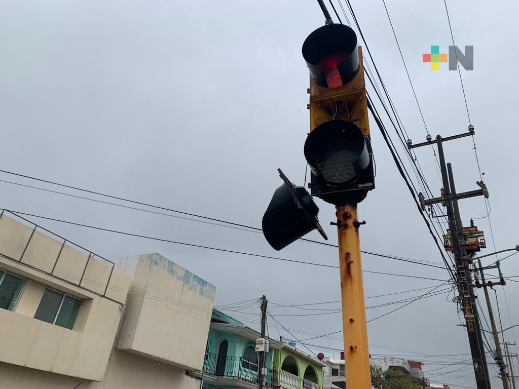 Falta de material eléctrico atrasa reparación de semáforos en Coatza