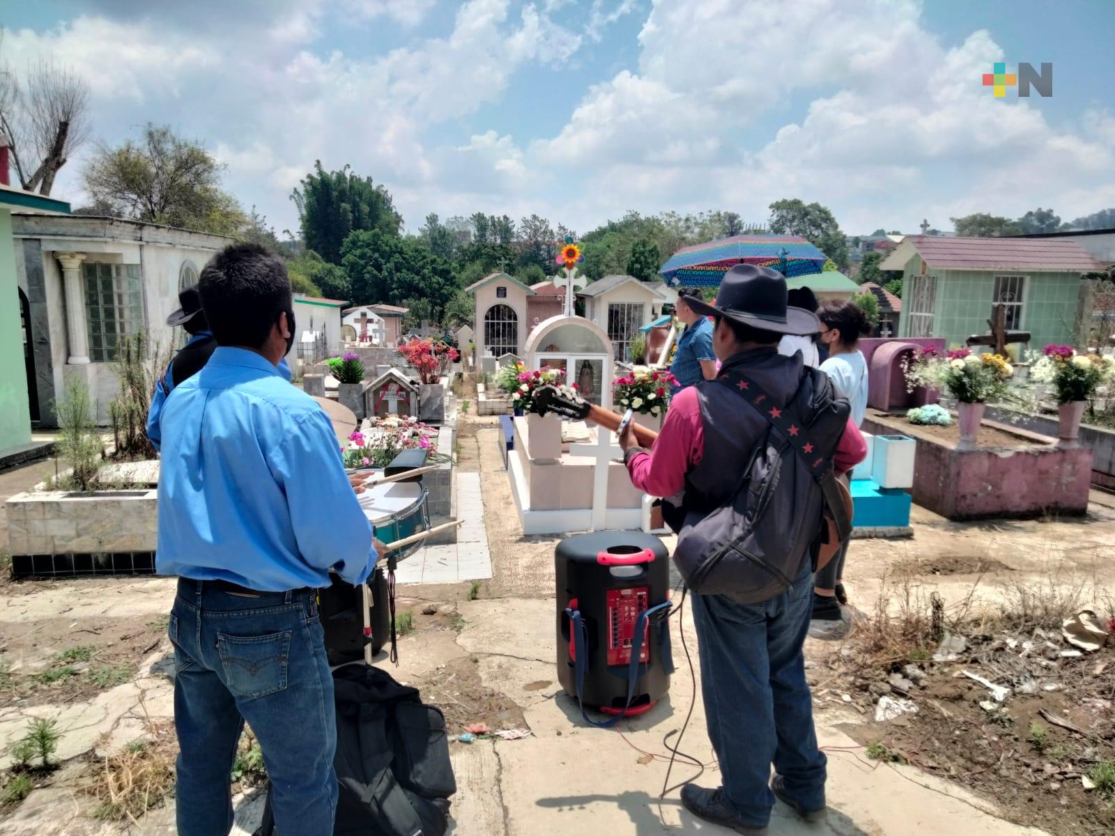 Festejo a las mamás llegó hasta los panteones xalapeños