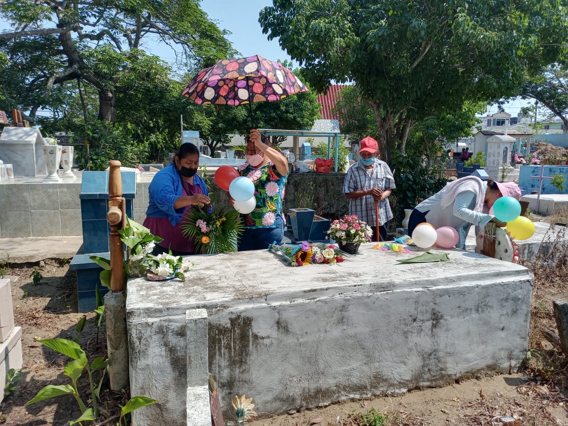 Gran afluencia de familias en panteones de Coatzacoalcos por Día de las Madres