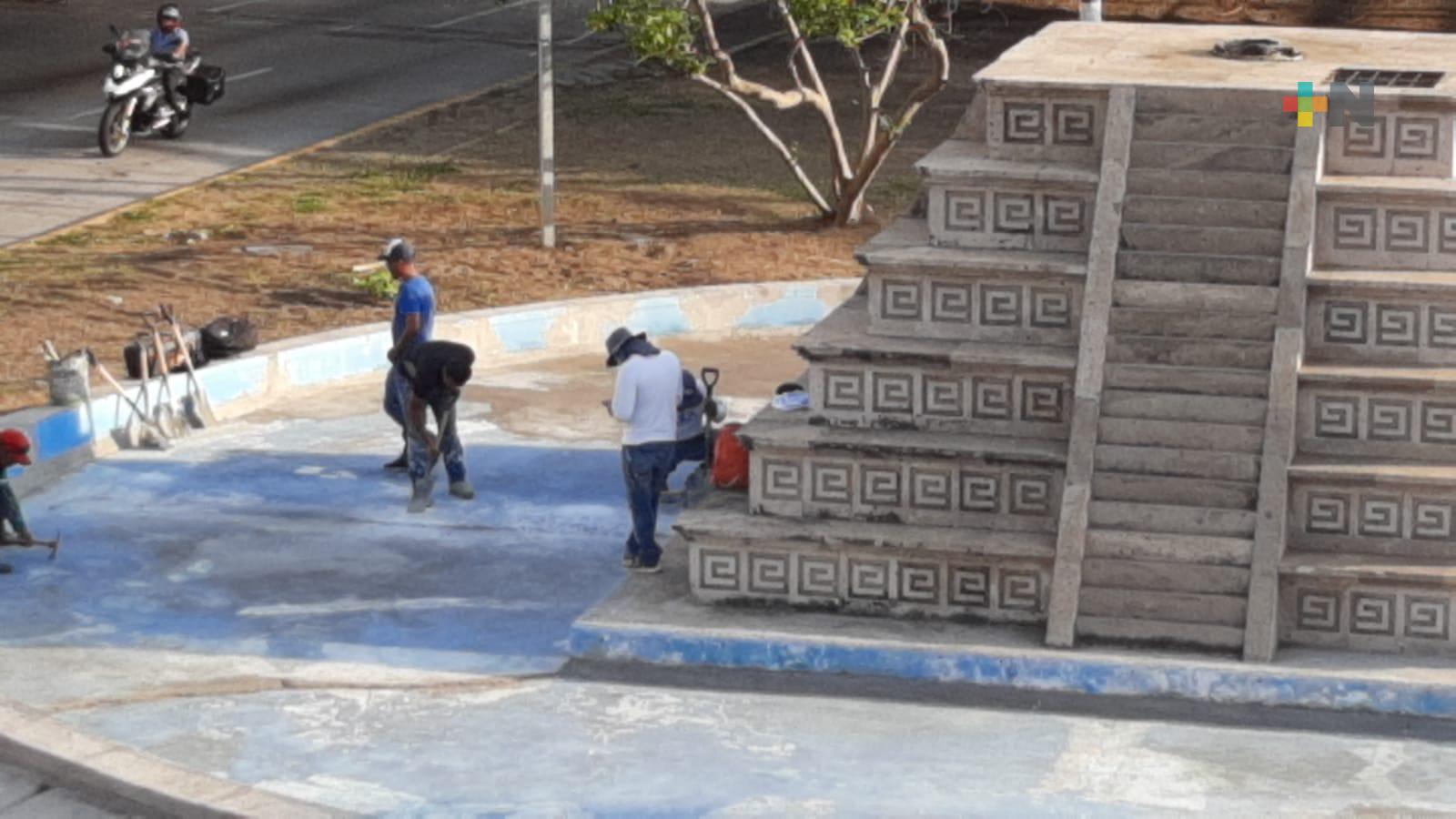 En Boca del Río retiran monumento de Voladores de Papantla