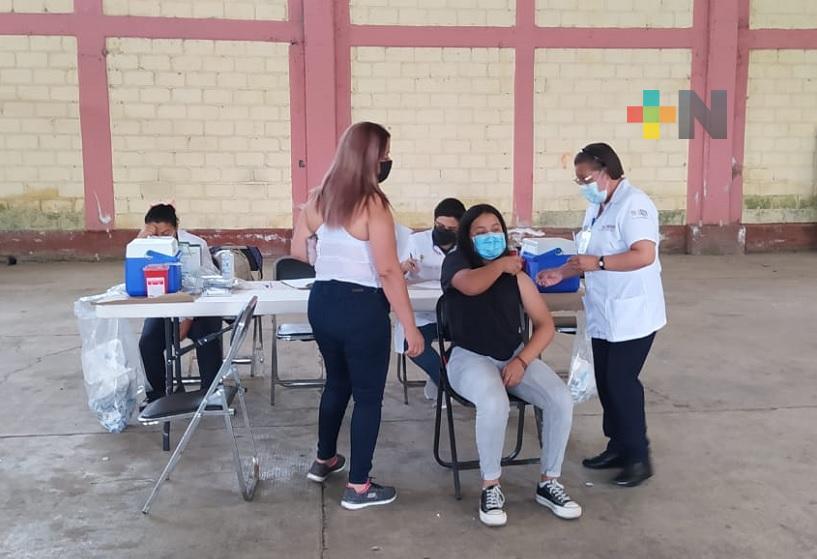 Continúan aplicando vacuna antiCovid en municipio de Coacoatzintla