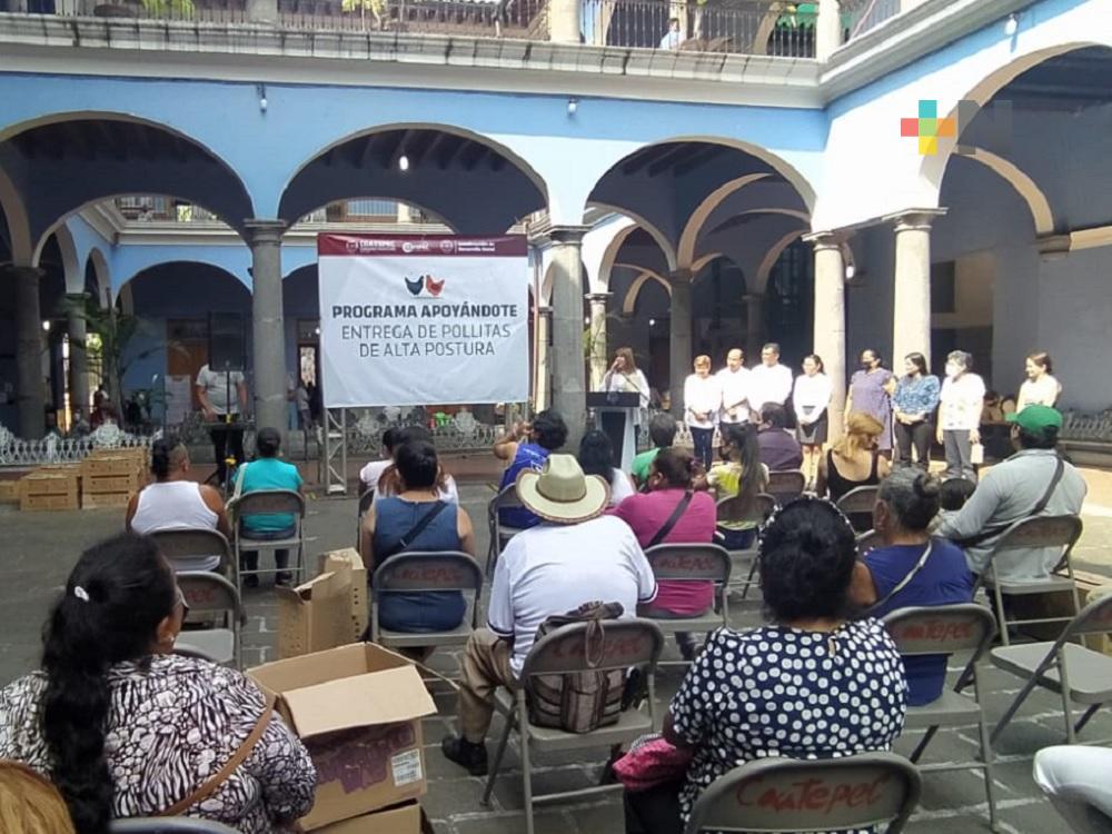 Ayuntamiento entrega aves de corral a 20 familias coatepecanas