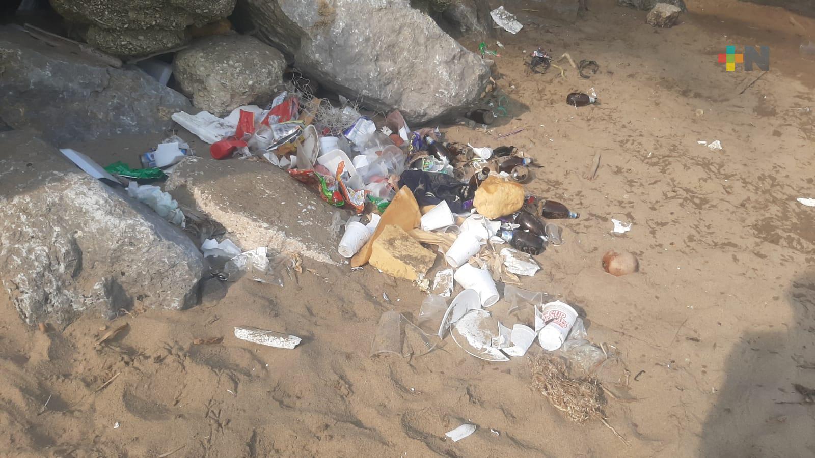 Bañistas acuden a playas de Coatzacoalcos; llenan de basura por falta de cuidado al ambiente