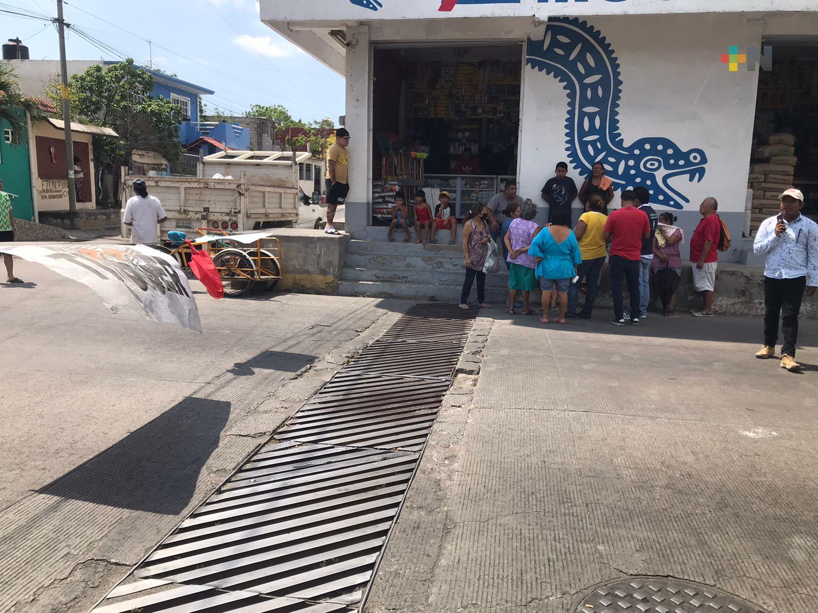 Bloquean avenida en Veracruz puerto por falta de agua desde hace cuatro días