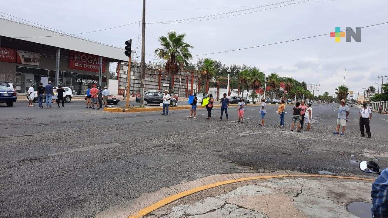 Bloquean avenidas de Coatzacoalcos, piden atención a problemas de energía eléctrica