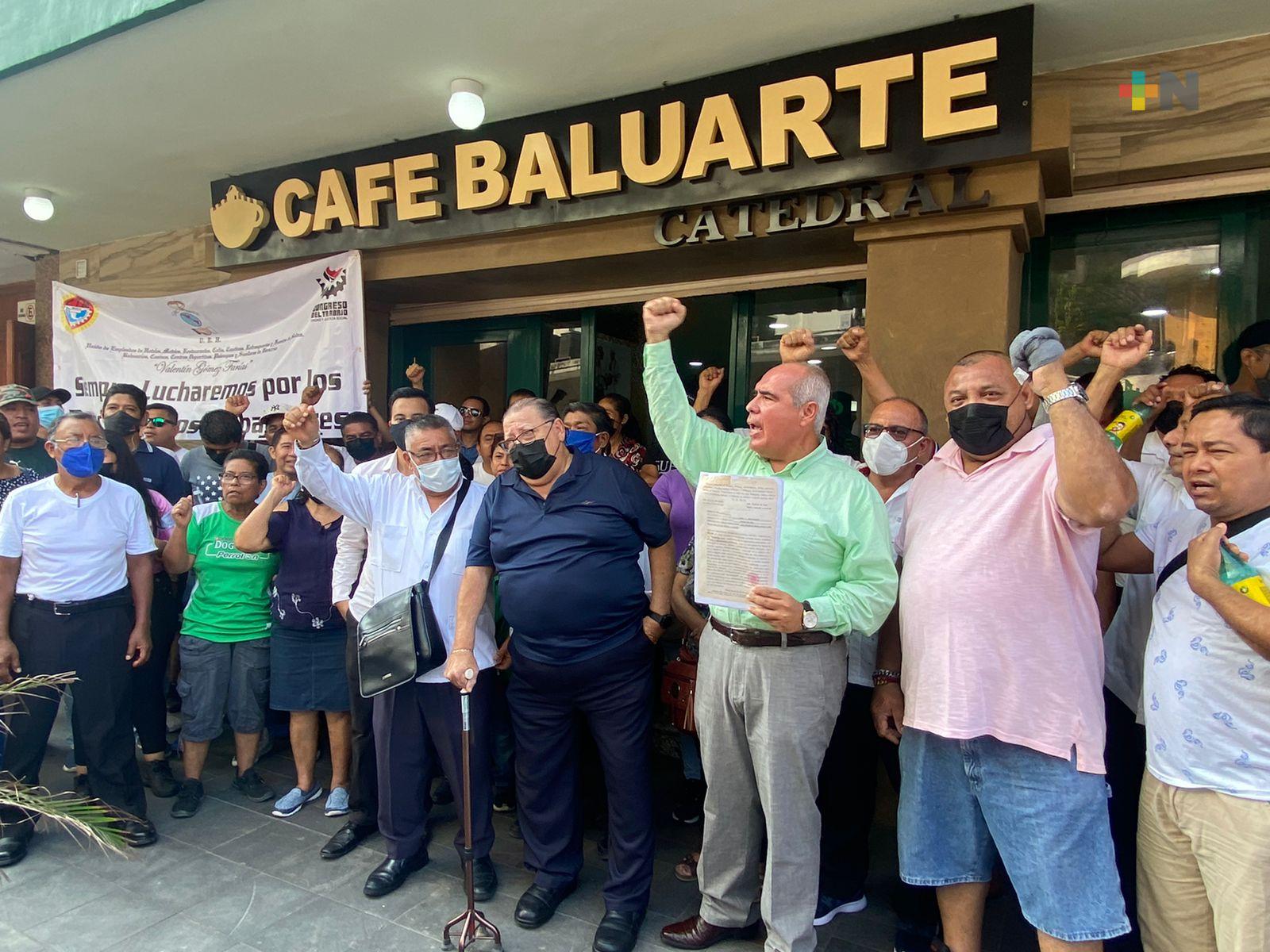 Extrabajadores de cafetería de Veracruz puerto exigen reinstalación