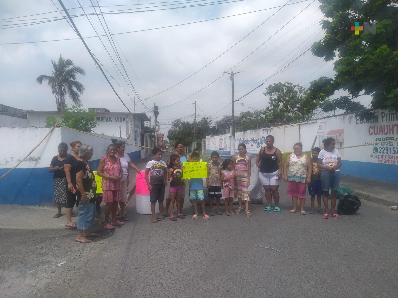 Vecinos cierran calles de colonia Prolongación Hidalgo de Veracruz; tienen días sin agua potable