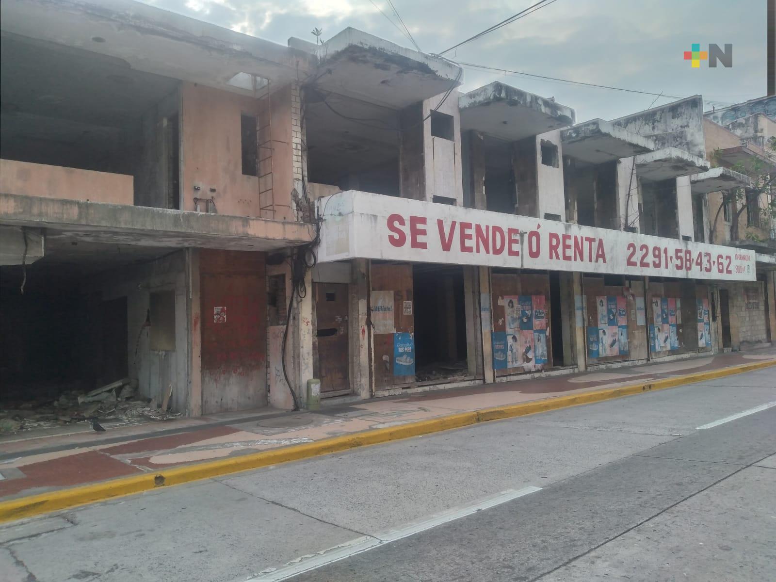 Edificio abandonado en centro de Veracruz, un riesgo para transeúntes