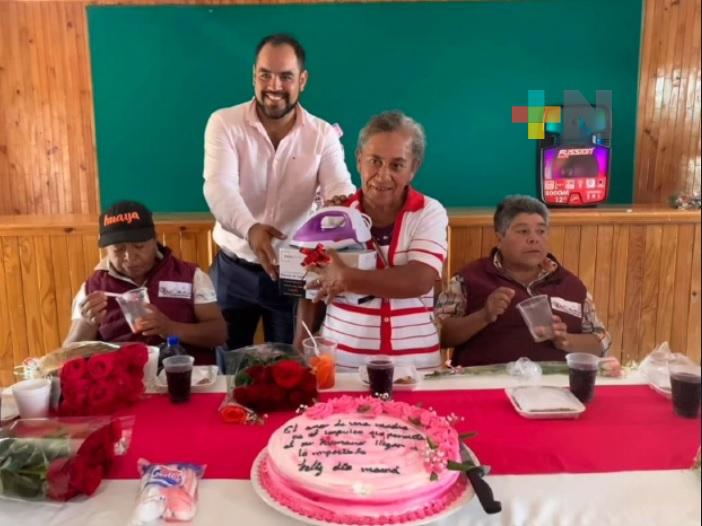 En municipios de Huayacocotla y Zacualpan festejaron a las mamás en su día