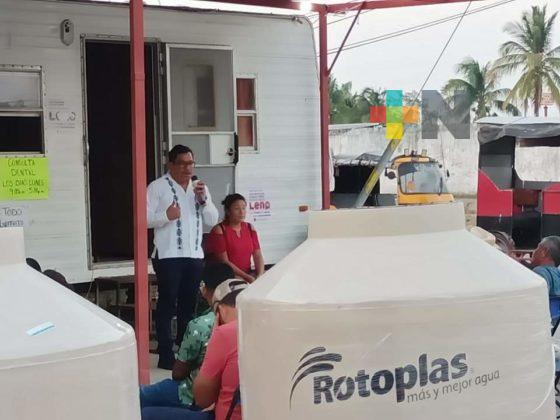 Diputado apoya a familias de “Manlio Fabio” con depósitos de agua, a bajo costo