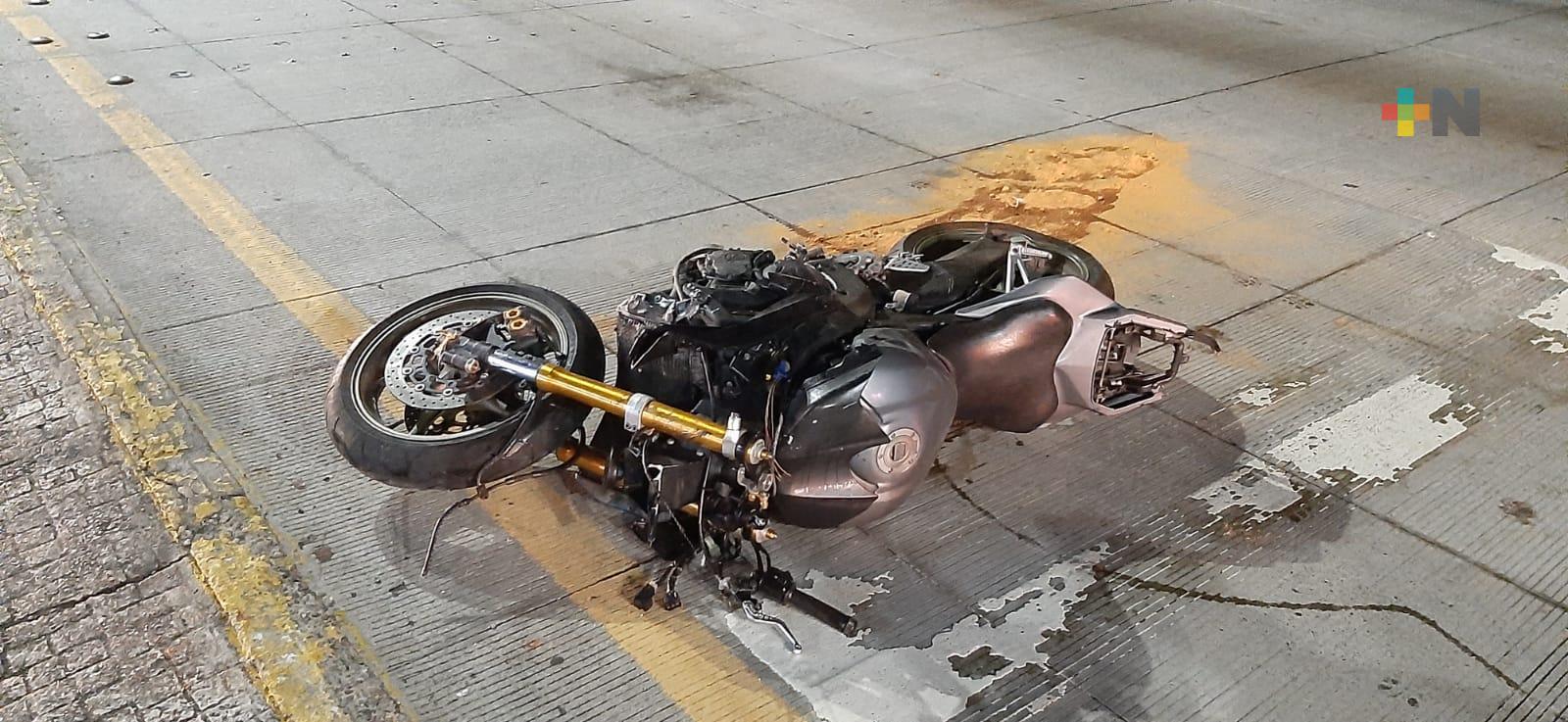 Muere motocilista al impactarse con una palmera