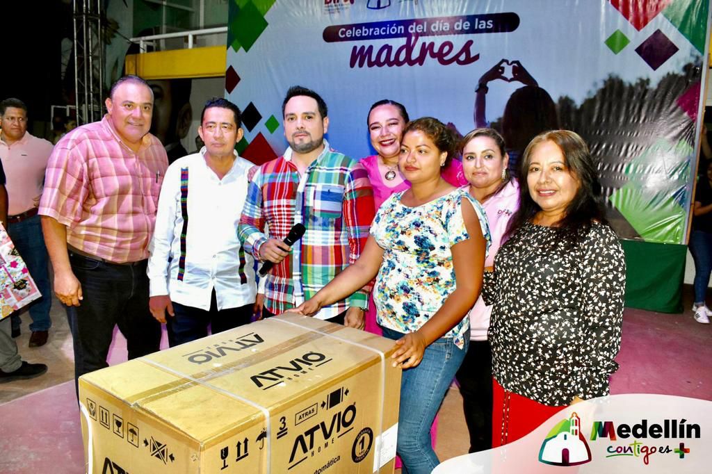 Celebra Marcos Isleño el Día de las Madres con casi tres mil mujeres medellinenses